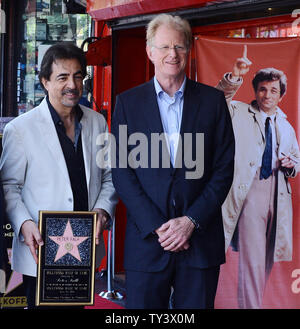 Schauspieler Joe Mantegna (L) und Ed Begley jr. an der posthume Zeremonie zu Ehren des verstorbenen Schauspieler Peter Falk mit dem 2.503 rd Stern auf dem Hollywood Walk of Fame in Los Angeles am 25 Juli, 2013. Falk, berühmt für seine Rolle in der TV-Serie "Colombo" im Alter von 83 Jahren am 23. Juni starb 2011 in seinem Haus in Kalifornien. UPI/Jim Ruymen Stockfoto