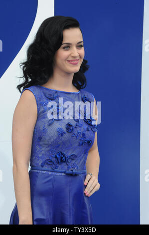 Sängerin und Schauspielerin Katy Perry, die Stimme von Schlumpfine im Motion Picture animierte Komödie "Die Schlümpfe 2', besucht die Premiere des Films im Regency Dorf Theater, im Westwood Abschnitt von Los Angeles am 28. Juli 2013. Die Schlümpfe verbinden Kräfte mit ihrer menschlichen Freunde zu retten Schlumpfine, die von Gargamel entführt worden ist, seit sie weiß, einen geheimen Zauber, neueste Kreation der böse Zauberer - Kreaturen, die Naughties - in echte Schlümpfe drehen können. UPI/Jim Ruymen Stockfoto