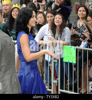 Sängerin und Schauspielerin Katy Perry, die Stimme von Schlumpfine im Motion Picture animierte Komödie "Die Schlümpfe 2', besucht die Premiere des Films im Regency Dorf Theater, im Westwood Abschnitt von Los Angeles am 28. Juli 2013. Die Schlümpfe verbinden Kräfte mit ihrer menschlichen Freunde zu retten Schlumpfine, die von Gargamel entführt worden ist, seit sie weiß, einen geheimen Zauber, neueste Kreation der böse Zauberer - Kreaturen, die Naughties - in echte Schlümpfe drehen können. UPI/Jim Ruymen Stockfoto
