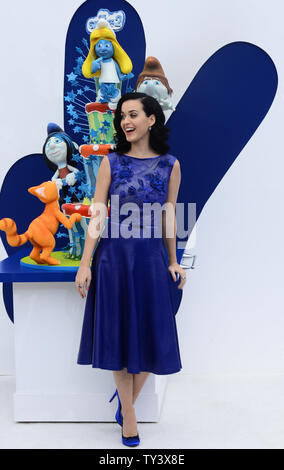 Sängerin und Schauspielerin Katy Perry, die Stimme von Schlumpfine im Motion Picture animierte Komödie "Die Schlümpfe 2', besucht die Premiere des Films im Regency Dorf Theater, im Westwood Abschnitt von Los Angeles am 28. Juli 2013. Die Schlümpfe verbinden Kräfte mit ihrer menschlichen Freunde zu retten Schlumpfine, die von Gargamel entführt worden ist, seit sie weiß, einen geheimen Zauber, neueste Kreation der böse Zauberer - Kreaturen, die Naughties - in echte Schlümpfe drehen können. UPI/Jim Ruymen Stockfoto
