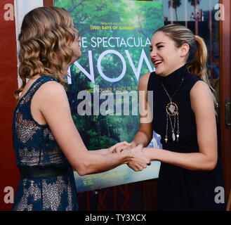 Schauspielerinnen Brie Larson, (L) und Shailene Woodley, Darsteller in der motion picture dramatische Komödie "Die spektakuläre Jetzt", die Premiere des Films am historischen Vista Theater im Osten Hollywood Bereich von Los Angeles am 30. Juli 2013 sorgen. In dem Film, ein hartes - Party's High School senior Philosophie, die sich auf das Leben ändert sich, wenn er den nicht-so-typische "nettes Mädchen, "Wer liest Science Fiction und nicht einen Freund haben. Während Amy hat Träume von einer Zukunft, Sutter lebt in die beeindruckende Illusion eines nun spektakulär, dennoch irgendwie, Sie sind zusammen gezogen. UPI/Jim Ruymen Stockfoto