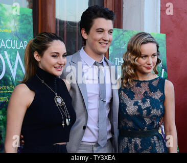 Akteure Shailene Woodley, Meilen Erzähler und Brie Larson (L-R), cast-Mitglieder in der motion picture dramatische Komödie "Die spektakuläre Jetzt", die Premiere des Films am historischen Vista Theater im Osten Hollywood Bereich von Los Angeles am 30. Juli 2013 sorgen. In dem Film, ein hartes - Party's High School senior Philosophie, die sich auf das Leben ändert sich, wenn er den nicht-so-typische "nettes Mädchen, "Wer liest Science Fiction und nicht einen Freund haben. Während Amy hat Träume von einer Zukunft, Sutter lebt in die beeindruckende Illusion eines nun spektakulär, dennoch irgendwie, Sie sind zusammen gezogen. UPI/Jim Ruymen Stockfoto