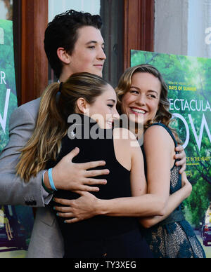 Akteure Shailene Woodley, Meilen Erzähler und Brie Larson (L-R), cast-Mitglieder in der motion picture dramatische Komödie "Die spektakuläre Jetzt", die Premiere des Films am historischen Vista Theater im Osten Hollywood Bereich von Los Angeles am 30. Juli 2013 sorgen. In dem Film, ein hartes - Party's High School senior Philosophie, die sich auf das Leben ändert sich, wenn er den nicht-so-typische "nettes Mädchen, "Wer liest Science Fiction und nicht einen Freund haben. Während Amy hat Träume von einer Zukunft, Sutter lebt in die beeindruckende Illusion eines nun spektakulär, dennoch irgendwie, Sie sind zusammen gezogen. UPI/Jim Ruymen Stockfoto