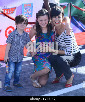 Schauspielerin Catherine Bell besucht die Premiere des Motion Picture animierte Komödie 'Ebenen' mit ihrem Sohn Ronan Beason (L) und Tochter Gemma Beason am El Capitan Theatre in Hollywood" in Los Angeles am 5. August 2013. In dem Film, staubigen ist ein Crop dusting Ebene, die Träume von konkurrierenden in einem berühmten Antenne Rennen. Das problem? Er ist hoffnungslos Höhenangst. Mit der Unterstützung seines Mentors Skipper und eine Vielzahl von neuen Freunden, staubigen Weg, seine Träume wahr zu machen. UPI/Jim Ruymen Stockfoto