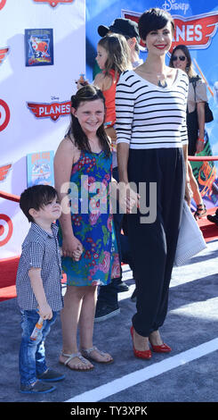 Schauspielerin Catherine Bell besucht die Premiere des Motion Picture animierte Komödie 'Ebenen' mit ihrem Sohn Ronan Beason (L) und Tochter Gemma Beason am El Capitan Theatre in Hollywood" in Los Angeles am 5. August 2013. In dem Film, staubigen ist ein Crop dusting Ebene, die Träume von konkurrierenden in einem berühmten Antenne Rennen. Das problem? Er ist hoffnungslos Höhenangst. Mit der Unterstützung seines Mentors Skipper und eine Vielzahl von neuen Freunden, staubigen Weg, seine Träume wahr zu machen. UPI/Jim Ruymen Stockfoto