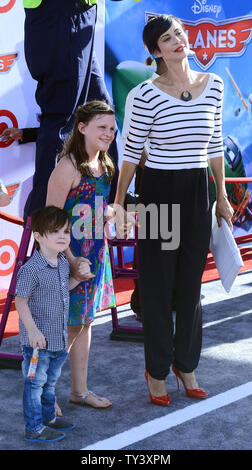 Schauspielerin Catherine Bell besucht die Premiere des Motion Picture animierte Komödie 'Ebenen' mit ihrem Sohn Ronan Beason (L) und Tochter Gemma Beason am El Capitan Theatre in Hollywood" in Los Angeles am 5. August 2013. In dem Film, staubigen ist ein Crop dusting Ebene, die Träume von konkurrierenden in einem berühmten Antenne Rennen. Das problem? Er ist hoffnungslos Höhenangst. Mit der Unterstützung seines Mentors Skipper und eine Vielzahl von neuen Freunden, staubigen Weg, seine Träume wahr zu machen. UPI/Jim Ruymen Stockfoto