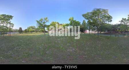 360 Grad Panorama Ansicht von Ansan, Südkorea - 12. Juni 2019. Panorama 360 Grad Blick in den Park. Wald und Park 360 Bild, VR-AR Inhalt.