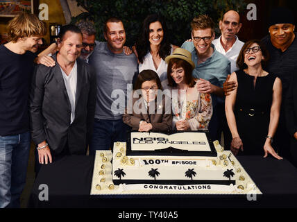 Darsteller Eric Christian Olsen, Chris O'Donnell, Daniela Ruah, Barrett Foa, Miguel Ferrer, L.L. Cool J, Linda Hunt und Renee Felice Smith (L-R), Präsident, CBS Unterhaltungsprogramm Nina Tassler (R) während der Kuchen kam Cutting CBS''NCIS: Los Angeles' Verfilmung von ihren hundertsten Episode, am Set bei Paramount Studios in Los Angeles am 23. August 2013 zu feiern. UPI/Jim Ruymen Stockfoto