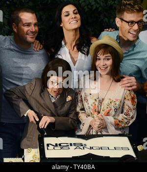 Darsteller Chris O'Donnell, Linda Hunt, Daniela Ruah, Renee Felice Smith und Barrett Foa (L-R), Präsident, CBS Entertainment Nina Tassler (R) während der Kuchen kam Cutting CBS''NCIS: Los Angeles' Verfilmung von ihren hundertsten Episode, am Set bei Paramount Studios in Los Angeles am 23. August 2013 zu feiern. UPI/Jim Ruymen Stockfoto