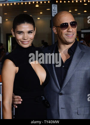 Hauptdarsteller Vin Diesel und seine langjährige Freundin Paloma Jimenez, mexikanische Modell, Besuchen die Premiere des sci-fi-film Thriller 'Riddick' im Regency Dorf Theater im Westwood Abschnitt in Los Angeles am 28 August, 2013. Für tot auf einem Sun Links - scorched Planet, Riddick kämpft ums Überleben gegen fremde Raubtiere. Riddick zu entfliehen Sie dem Planeten aktiviert ein notsignal Alarmierung zwei Schiffe: einer trägt eine neue Brut der Söldner, die anderen captained durch einen Mann aus für Riddick Vergangenheit. UPI/Jim Ruymen Stockfoto