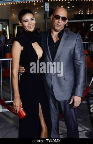 Hauptdarsteller Vin Diesel und seine langjährige Freundin Paloma Jimenez, mexikanische Modell, Besuchen die Premiere des sci-fi-film Thriller 'Riddick' im Regency Dorf Theater im Westwood Abschnitt in Los Angeles am 28 August, 2013. Für tot auf einem Sun Links - scorched Planet, Riddick kämpft ums Überleben gegen fremde Raubtiere. Riddick zu entfliehen Sie dem Planeten aktiviert ein notsignal Alarmierung zwei Schiffe: einer trägt eine neue Brut der Söldner, die anderen captained durch einen Mann aus für Riddick Vergangenheit. UPI/Jim Ruymen Stockfoto