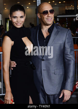 Hauptdarsteller Vin Diesel und seine langjährige Freundin Paloma Jimenez, mexikanische Modell, Besuchen die Premiere des sci-fi-film Thriller 'Riddick' im Regency Dorf Theater im Westwood Abschnitt in Los Angeles am 28 August, 2013. Für tot auf einem Sun Links - scorched Planet, Riddick kämpft ums Überleben gegen fremde Raubtiere. Riddick zu entfliehen Sie dem Planeten aktiviert ein notsignal Alarmierung zwei Schiffe: einer trägt eine neue Brut der Söldner, die anderen captained durch einen Mann aus für Riddick Vergangenheit. UPI/Jim Ruymen Stockfoto