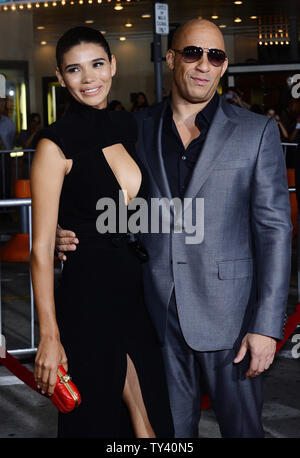 Hauptdarsteller Vin Diesel und seine langjährige Freundin Paloma Jimenez, mexikanische Modell, Besuchen die Premiere des sci-fi-film Thriller 'Riddick' im Regency Dorf Theater im Westwood Abschnitt in Los Angeles am 28 August, 2013. Für tot auf einem Sun Links - scorched Planet, Riddick kämpft ums Überleben gegen fremde Raubtiere. Riddick zu entfliehen Sie dem Planeten aktiviert ein notsignal Alarmierung zwei Schiffe: einer trägt eine neue Brut der Söldner, die anderen captained durch einen Mann aus für Riddick Vergangenheit. UPI/Jim Ruymen Stockfoto