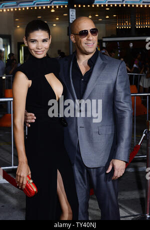 Hauptdarsteller Vin Diesel mit seinem langjährigen Freundin, Mexikanische model Paloma Jimenez besucht die Premiere des sci-fi-film Thriller 'Riddick' im Regency Dorf Theater im Westwood Abschnitt in Los Angeles am 28 August, 2013. Für tot auf einem Sun Links - scorched Planet, Riddick kämpft ums Überleben gegen fremde Raubtiere. Riddick zu entfliehen Sie dem Planeten aktiviert ein notsignal Alarmierung zwei Schiffe: einer trägt eine neue Brut der Söldner, die anderen captained durch einen Mann aus für Riddick Vergangenheit. UPI/Jim Ruymen Stockfoto