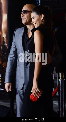 Hauptdarsteller Vin Diesel und seine langjährige Freundin, Mexikanische model Paloma Jimenez, Besuchen die Premiere des sci-fi-film Thriller 'Riddick' im Regency Dorf Theater im Westwood Abschnitt in Los Angeles am 28 August, 2013. Für tot auf einem Sun Links - scorched Planet, Riddick kämpft ums Überleben gegen fremde Raubtiere. Riddick zu entfliehen Sie dem Planeten aktiviert ein notsignal Alarmierung zwei Schiffe: einer trägt eine neue Brut der Söldner, die anderen captained durch einen Mann aus für Riddick Vergangenheit. UPI/Jim Ruymen Stockfoto