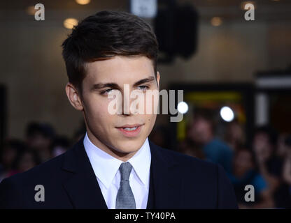 Warf Mitglied Nolan Jerard Funk besucht die Premiere des sci-fi-film Thriller 'Riddick', im Regency Dorf Theater im Westwood Abschnitt in Los Angeles am 28 August, 2013. Für tot auf einem Sun Links - scorched Planet, Riddick kämpft ums Überleben gegen fremde Raubtiere, auf der Suche nach dem Planeten zu entkommen, aktiviert ein notsignal Alarmierung zwei Schiffe: einer trägt eine neue Brut der Söldner, die anderen captained durch einen Mann aus für Riddick Vergangenheit. UPI/Jim Ruymen Stockfoto