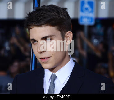 Warf Mitglied Nolan Jerard Funk besucht die Premiere des sci-fi-film Thriller 'Riddick', im Regency Dorf Theater im Westwood Abschnitt in Los Angeles am 28 August, 2013. Für tot auf einem Sun Links - scorched Planet, Riddick kämpft ums Überleben gegen fremde Raubtiere, auf der Suche nach dem Planeten zu entkommen, aktiviert ein notsignal Alarmierung zwei Schiffe: einer trägt eine neue Brut der Söldner, die anderen captained durch einen Mann aus für Riddick Vergangenheit. UPI/Jim Ruymen Stockfoto