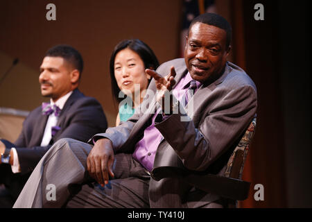 Ehemalige Washington Teachers' Union Präsident George Parker, rechts, zusammen mit Autor und Auftraggeber/Gründer des Kapitals vorbereitende Magnet School Dr. Steve Perry, Links, StudentsFirst Gründer und ehemaliger Bezirk Columbia öffentlichen Schulen Bundeskanzler Michelle Rhee, Zentrum, ein Lehrer Rathaus Diskussion um Reformen in der Bildungspolitik auf der Los Angeles Central Library in Los Angeles am 5. September 2013 beteiligen. UPI/Danny Moloshok Stockfoto