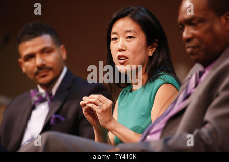 StudentsFirst Gründer und ehemaliger Bezirk Columbia öffentlichen Schulen Bundeskanzler Michelle Rhee, Mitte, nimmt an einem Lehrer Rathaus Diskussion um Reformen in der Bildungspolitik zusammen mit zusammen mit Auftraggeber/Gründer des Kapitals vorbereitende Magnet School Dr. Steve Perry, Links, und der ehemaligen Washington Teachers' Union Präsident George Parker, rechts, an der Los Angeles Central Library in Los Angeles am 5. September 2013. UPI/Danny Moloshok Stockfoto