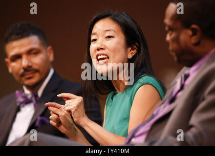 StudentsFirst Gründer und ehemaliger Bezirk Columbia öffentlichen Schulen Bundeskanzler Michelle Rhee, Mitte, nimmt an einem Lehrer Rathaus Diskussion um Reformen in der Bildungspolitik zusammen mit zusammen mit Auftraggeber/Gründer des Kapitals vorbereitende Magnet School Dr. Steve Perry, Links, und der ehemaligen Washington Teachers' Union Präsident George Parker, rechts, an der Los Angeles Central Library in Los Angeles am 5. September 2013. UPI/Danny Moloshok Stockfoto