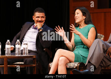 StudentsFirst Gründer und ehemaliger Bezirk Columbia öffentlichen Schulen Bundeskanzler Michelle Rhee, rechts, und Autor und Unternehmer/Gründer des Kapitals vorbereitende Magnet School Dr. Steve Perry, links, in der ein Lehrer Rathaus Diskussion um Reformen in der Bildungspolitik auf der Los Angeles Central Library in Los Angeles am 5. September 2013 beteiligen. UPI/Danny Moloshok Stockfoto