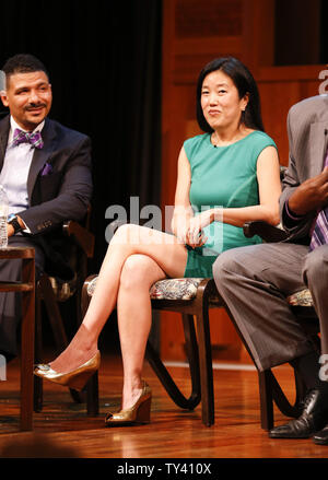 StudentsFirst Gründer und ehemaliger Bezirk Columbia öffentlichen Schulen Bundeskanzler Michelle Rhee, rechts, und Autor und Unternehmer/Gründer des Kapitals vorbereitende Magnet School Dr. Steve Perry, links, in der ein Lehrer Rathaus Diskussion um Reformen in der Bildungspolitik auf der Los Angeles Central Library in Los Angeles am 5. September 2013 beteiligen. UPI/Danny Moloshok Stockfoto