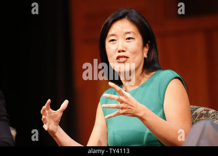 StudentsFirst Gründer und ehemaliger Bezirk Columbia öffentlichen Schulen Bundeskanzler Michelle Rhee beteiligt sich an einem Lehrer Rathaus Diskussion um Reformen in der Bildungspolitik auf der Los Angeles Central Library in Los Angeles am 5. September 2013. UPI/Danny Moloshok Stockfoto