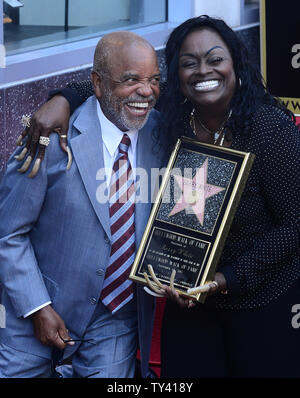 Glodean Weiß, die Frau des Sängers Barry White hält eine Replik Plakette als posiert sie mit Motown Gründer Berry Gordy, während einer enthüllungsfeier Weiß ehrt posthum mit der 2.506 th Stern auf dem Hollywood Walk of Fame in Los Angeles am 12. September 2013. Barry White, für seinen Bass Stimme und romantisches Bild bekannt würde 69 Heute wurden. UPI/Jim Ruymen Stockfoto