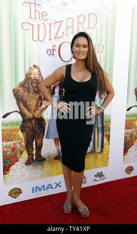 Schauspielerin Tia Carrere besucht die Premiere von "Der Zauberer von Oz 3 D'an der TCL Chinese Theater Imax in Los Angeles am 15. September 2013. UPI/Alex Gallardo Stockfoto