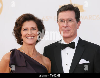 TV-Persönlichkeit Stephen Colbert und Evelyn McGee kommen für die 65Th Primetime Emmy Awards bei Nokia Theater in Los Angeles am 22. September 2013. UPI/Danny Moloshok Stockfoto