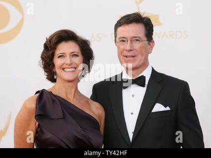 TV-Persönlichkeit Stephen Colbert und Evelyn McGee kommen für die 65Th Primetime Emmy Awards bei Nokia Theater in Los Angeles am 22. September 2013. UPI/Danny Moloshok Stockfoto