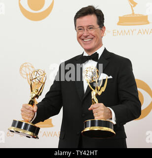 Schriftsteller Stephen Colbert hält die Award" gewann er für herausragende Schreiben für eine Vielzahl Serie -. The Colbert Report" an der 65th Primetime Emmy Awards bei Nokia Theater in Los Angeles am 22. September 2013. UPI/Danny Moloshok Stockfoto