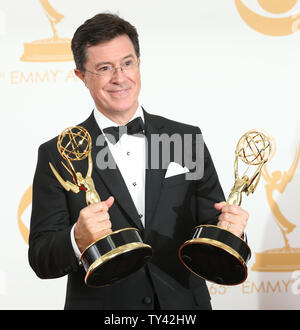 Schriftsteller Stephen Colbert hält die Award" gewann er für herausragende Schreiben für eine Vielzahl Serie -. The Colbert Report" an der 65th Primetime Emmy Awards bei Nokia Theater in Los Angeles am 22. September 2013. UPI/Danny Moloshok Stockfoto