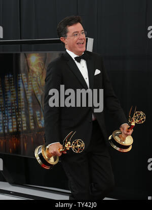 Schriftsteller Stephen Colbert hält die Auszeichnung, die er für "hervorragende Schreiben für eine Vielzahl Serie - The Colbert Report" an der 65th Primetime Emmy Awards bei Nokia Theater in Los Angeles am 22. September 2013 gewonnen. UPI/Danny Moloshok Stockfoto