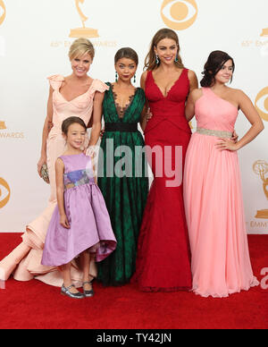 (L - R) Schauspielerinnen Julie Bowen, Aubrey Anderson-Emmons, Sarah Hyland, Sofia Vergara und Ariel Winter erscheinen backstage bei der 65Th Primetime Emmy Awards bei Nokia Theater in Los Angeles am 22. September 2013. UPI/Danny Moloshok Stockfoto