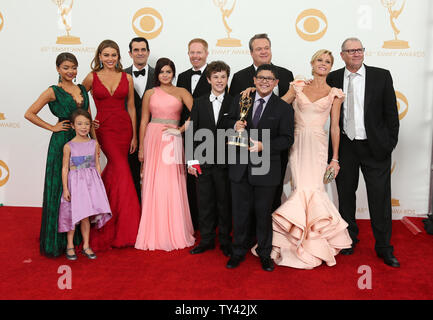 (L - R) Schauspieler Sarah Hyland, Aubrey Anderson-Emmons, Sofia Vergara, Ty Burrell, Jesse Tyler Ferguson, Ariel Winter, Eric Stonestreet, Nolan Gould, Rico Rodriguez, Julie Bowen und Ed O'Neill erscheinen backstage bei der 65Th Primetime Emmy Awards bei Nokia Theater in Los Angeles am 22. September 2013. UPI/Danny Moloshok Stockfoto