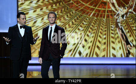 Jimmy Kimmel und host Neil Patrick Harris teilen die Stufe, auf der 65. jährlichen Primetime Emmy Awards bei Nokia Theater in Los Angeles am 22. September 2013. UPI/Jim Ruymen Stockfoto