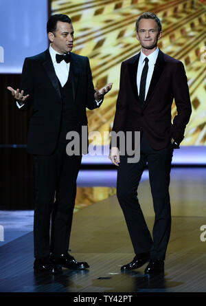 Jimmy Kimmel und host Neil Patrick Harris teilen die Stufe, auf der 65. jährlichen Primetime Emmy Awards bei Nokia Theater in Los Angeles am 22. September 2013. UPI/Jim Ruymen Stockfoto