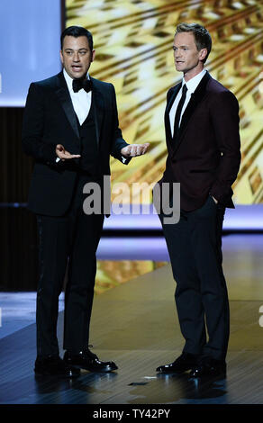 Jimmy Kimmel und host Neil Patrick Harris teilen die Stufe, auf der 65. jährlichen Primetime Emmy Awards bei Nokia Theater in Los Angeles am 22. September 2013. UPI/Jim Ruymen Stockfoto