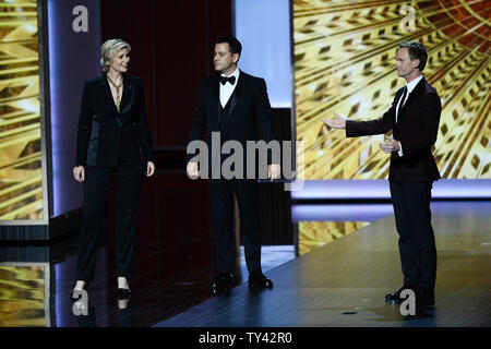 Jimmy Kimmel und host Neil Patrick Harris teilen die Bühne mit Schauspielerin Janet Lynch am 65. jährlichen Primetime Emmy Awards bei Nokia Theater in Los Angeles am 22. September 2013. UPI/Jim Ruymen Stockfoto