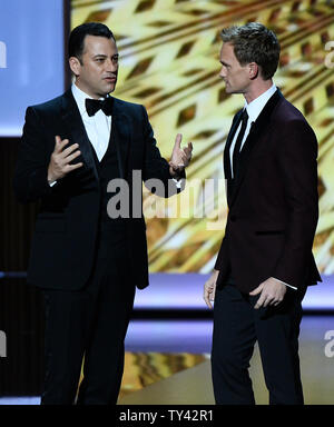 Jimmy Kimmel und host Neil Patrick Harris teilen die Stufe, auf der 65. jährlichen Primetime Emmy Awards bei Nokia Theater in Los Angeles am 22. September 2013. UPI/Jim Ruymen Stockfoto