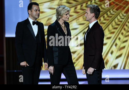 Jimmy Kimmel und host Neil Patrick Harris teilen die Bühne mit Schauspielerin Janet Lynch am 65. jährlichen Primetime Emmy Awards bei Nokia Theater in Los Angeles am 22. September 2013. UPI/Jim Ruymen Stockfoto