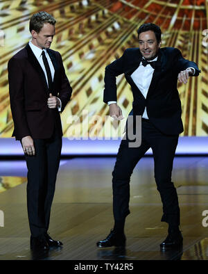 Host Neil Patrick Harris und Jimmy Kimmel am 65. jährlichen Primetime Emmy Awards bei Nokia Theater in Los Angeles am 22. September 2013. UPI/Jim Ruymen Stockfoto