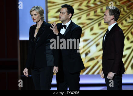 Jimmy Kimmel und host Neil Patrick Harris teilen die Bühne mit Schauspielerin Janet Lynch am 65. jährlichen Primetime Emmy Awards bei Nokia Theater in Los Angeles am 22. September 2013. UPI/Jim Ruymen Stockfoto