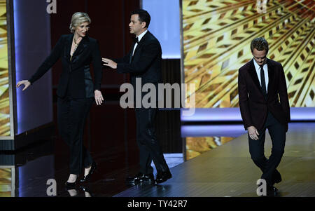 Jimmy Kimmel und host Neil Patrick Harris teilen die Bühne mit Schauspielerin Janet Lynch am 65. jährlichen Primetime Emmy Awards bei Nokia Theater in Los Angeles am 22. September 2013. UPI/Jim Ruymen Stockfoto