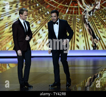 Host Neil Patrick Harris und Jimmy Kimmel am 65. jährlichen Primetime Emmy Awards bei Nokia Theater in Los Angeles am 22. September 2013. UPI/Jim Ruymen Stockfoto