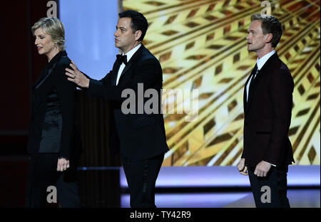 Jimmy Kimmel und host Neil Patrick Harris teilen die Bühne mit Schauspielerin Janet Lynch am 65. jährlichen Primetime Emmy Awards bei Nokia Theater in Los Angeles am 22. September 2013. UPI/Jim Ruymen Stockfoto