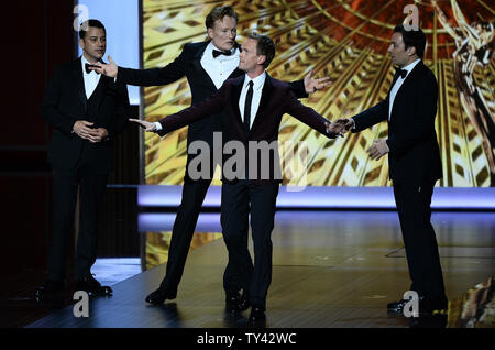 Talk show hosts Jimmy Kimmel, Conan O'Brien und Jimmy Fallon melden Sie host Neil Patrick Harris auf der Bühne bei der 65. jährlichen Primetime Emmy Awards bei Nokia Theater in Los Angeles am 22. September 2013. UPI/Jim Ruymen Stockfoto