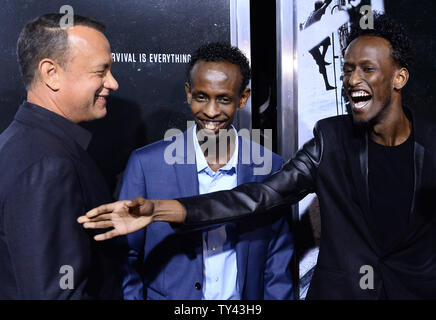 Darsteller Tom Hanks, Barkhad Abdi und Mahat M. Ali (L - R) die Premiere des Biographischen motion picture Thriller' Kapitän Phillips' an der Akademie der Motion Picture Arts and Sciences in Beverly Hills, Kalifornien am 30. September 2013 teil. Der Film ist die wahre Geschichte von Kapitän Richard Phillips und die US-Flagge MV Maersk Alabama Entführung 2009 von somalischen Piraten. Die Alabama war der erste amerikanische Frachtschiff in zweihundert Jahren missbraucht werden. UPI/Jim Ruymen Stockfoto