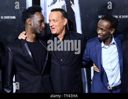 Darsteller Mahat M. Ali, Tom Hanks, und Barkhad Abdi (L - R) die Premiere des Biographischen motion picture Thriller' Kapitän Phillips' an der Akademie der Motion Picture Arts and Sciences in Beverly Hills, Kalifornien am 30. September 2013 teil. Der Film ist die wahre Geschichte von Kapitän Richard Phillips und die US-Flagge MV Maersk Alabama Entführung 2009 von somalischen Piraten. Die Alabama war der erste amerikanische Frachtschiff in zweihundert Jahren missbraucht werden. UPI/Jim Ruymen Stockfoto